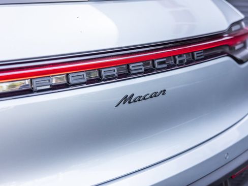 Certified 2024 Porsche Macan AWD/4WD image 27