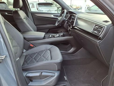 Used 2024 Volkswagen Atlas Cross Sport SE image 18