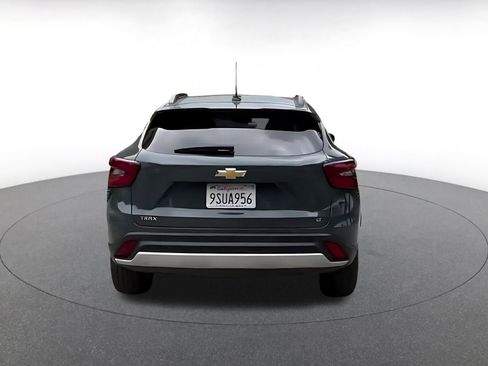 Used 2025 Chevrolet Trax LT w/ LT Convenience Package image 12