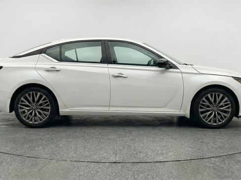 Used 2025 Nissan Altima 2.5 SV image 11