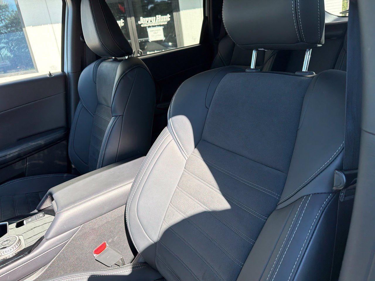 Used 2025 Mitsubishi Outlander SE FWD image 3