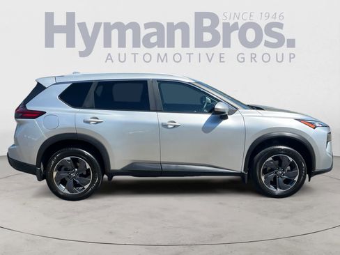 Used 2024 Nissan Rogue SV w/ SV Premium Package image 2