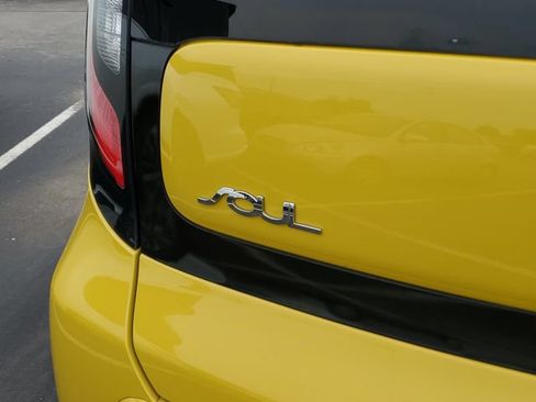 Used 2015 Kia Soul ! FWD image 7