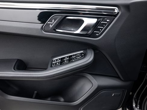 Certified 2026 Porsche Macan image 19