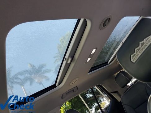 Used 2021 Chevrolet Traverse High Country FWD image 23