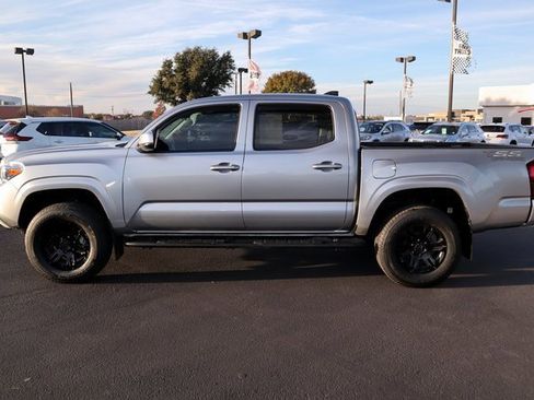 Used 2022 Toyota Tacoma TRD Off-Road image 2