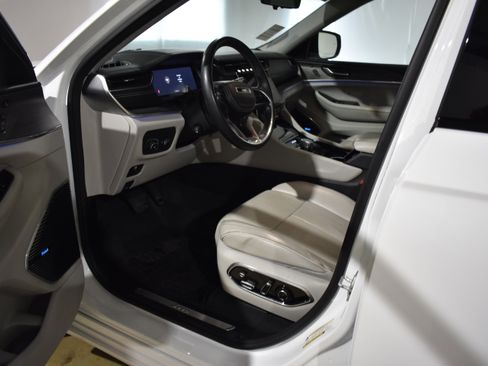 Used 2021 Jeep Grand Cherokee L Overland w/ Luxury Tech Group IV image 12