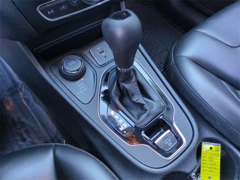 Used 2020 Jeep Cherokee Latitude Plus image 33