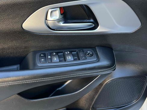 Used 2021 Chrysler Pacifica Touring w/ S Appearance Package image 77