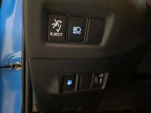 Used 2019 Toyota C-HR XLE FWD image 29