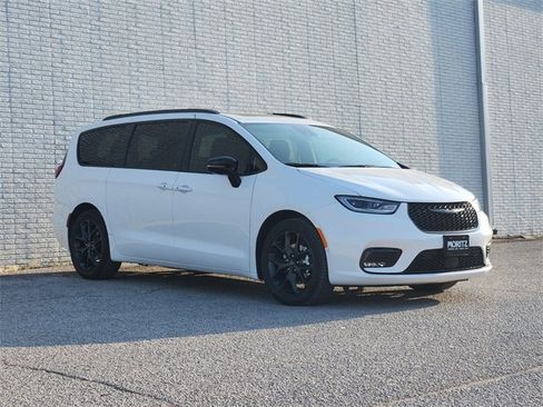 New 2026 Chrysler Pacifica Limited w/ S Appearance Package image 2