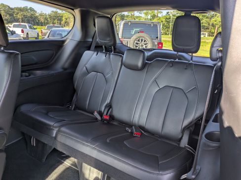 Used 2026 Chrysler Pacifica Select FWD image 8