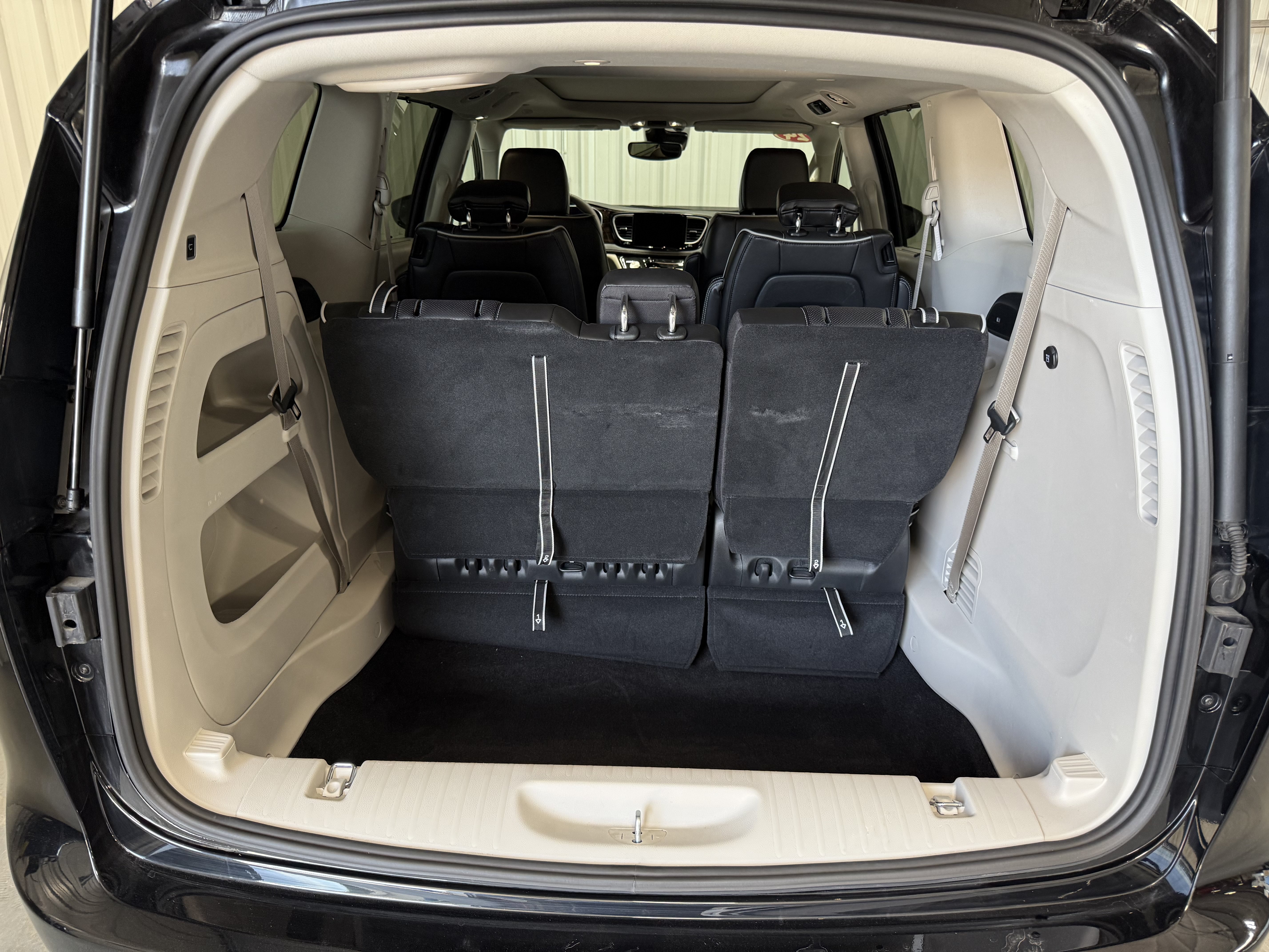 Used 2024 Chrysler Pacifica Limited w/ Trailer Tow Group FWD image 5
