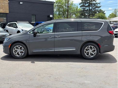 Used 2023 Chrysler Pacifica Limited FWD image 2