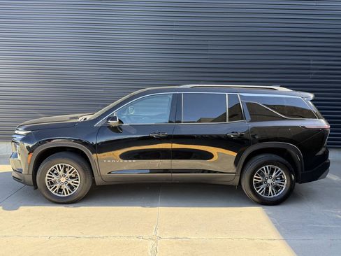Used 2025 Chevrolet Traverse LT w/ Driver Confidence Package AWD/4WD image 9