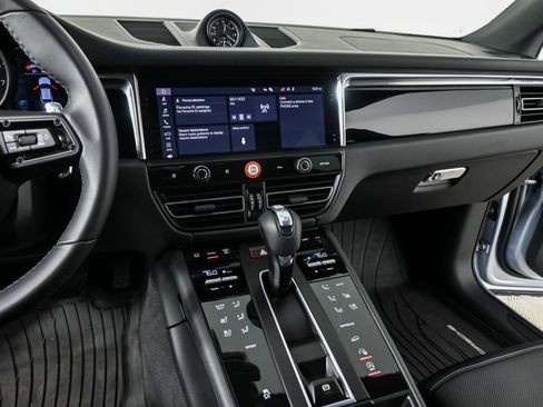 Certified 2025 Porsche Macan image 13