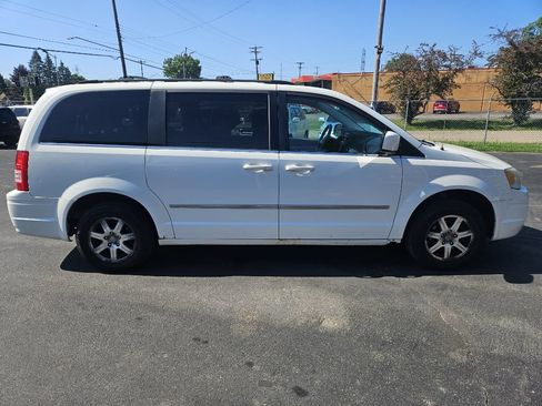 Used 2009 Chrysler Town & Country Touring FWD image 6