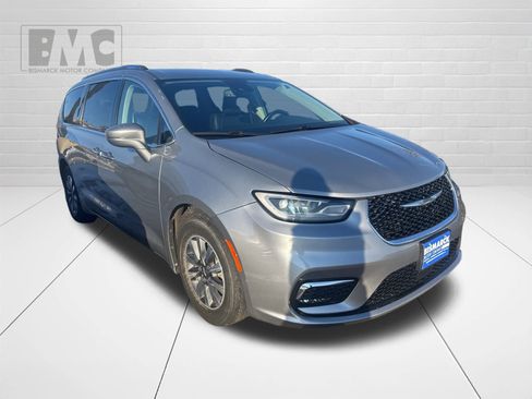 Used 2021 Chrysler Pacifica Touring-L image 3