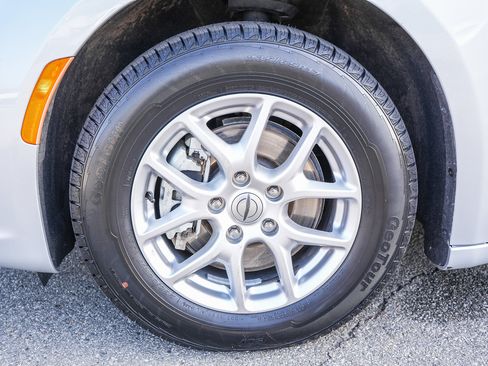 Used 2024 Chrysler Pacifica Touring-L image 11