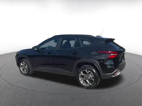 Used 2025 Chevrolet Trax LT FWD image 10