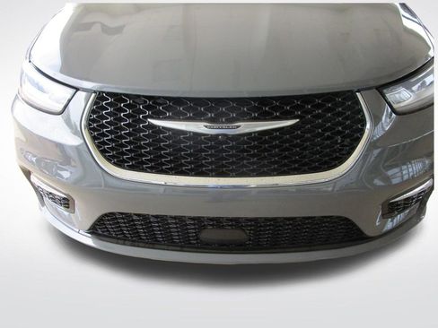 Used 2023 Chrysler Pacifica Limited image 32