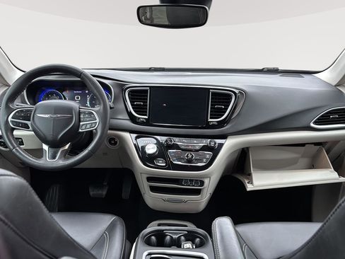 Used 2024 Chrysler Pacifica Touring-L FWD image 15