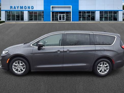 Used 2023 Chrysler Pacifica Touring-L FWD image 7