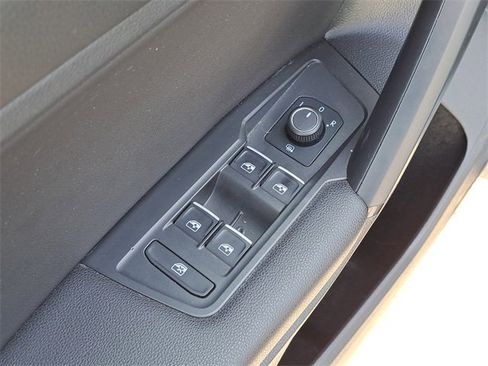 Used 2019 Volkswagen Tiguan SE image 20