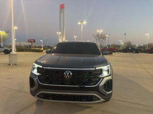 Used 2024 Volkswagen Atlas Cross Sport SE image 2