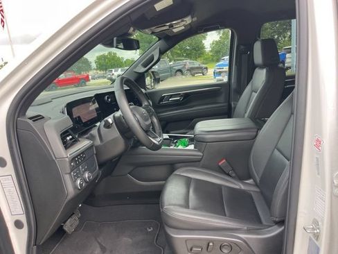 Used 2025 Chevrolet Suburban Z71 AWD/4WD image 17