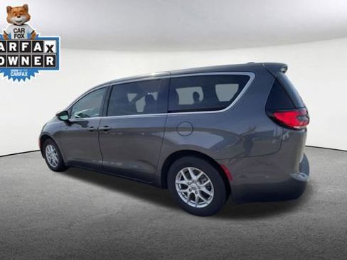 Used 2023 Chrysler Pacifica Touring-L image 7