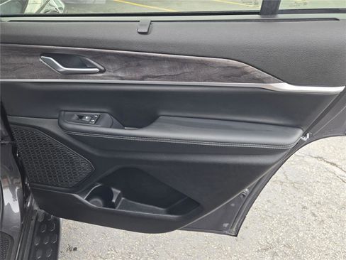 Certified 2025 Jeep Grand Cherokee L Limited w/ Luxury Tech Group II image 9