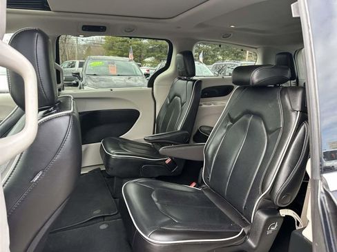 Used 2023 Chrysler Pacifica Limited image 7