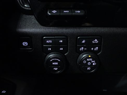 Used 2025 Chevrolet Silverado 2500 ZR2 w/ Technology Package AWD/4WD image 21