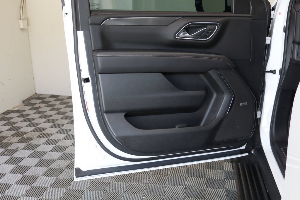 Used 2024 GMC Yukon AT4 w/ Technology Package AWD/4WD image 14