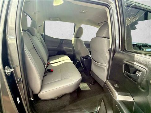 Used 2018 Toyota Tacoma SR5 AWD/4WD image 14