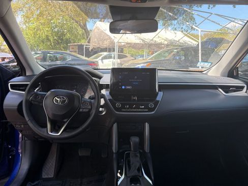Used 2025 Toyota Corolla Cross LE image 29