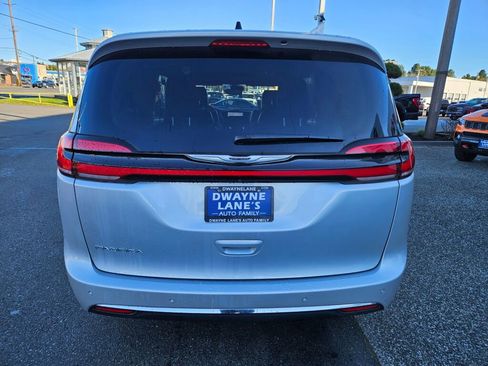 Used 2024 Chrysler Pacifica Touring-L image 4