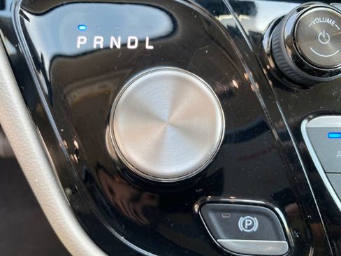 Used 2024 Chrysler Pacifica Touring-L FWD image 16