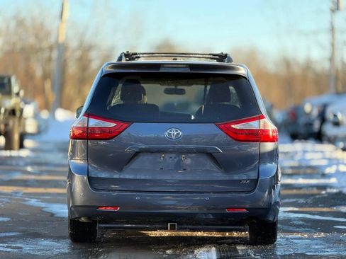 Used 2017 Toyota Sienna XLE Premium image 7