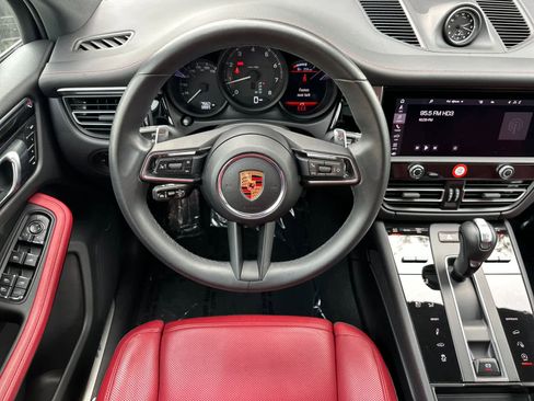 Certified 2025 Porsche Macan image 15