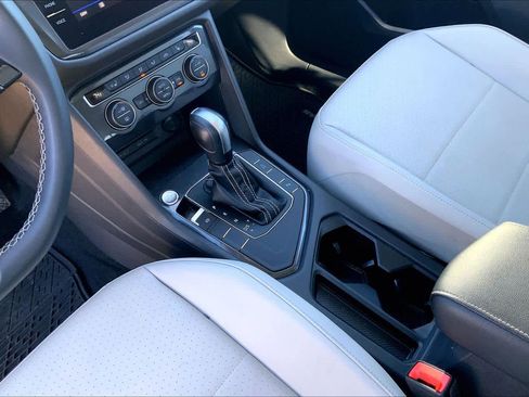 Used 2021 Volkswagen Tiguan SEL w/ 3-Row Tiguan MDO Package image 16
