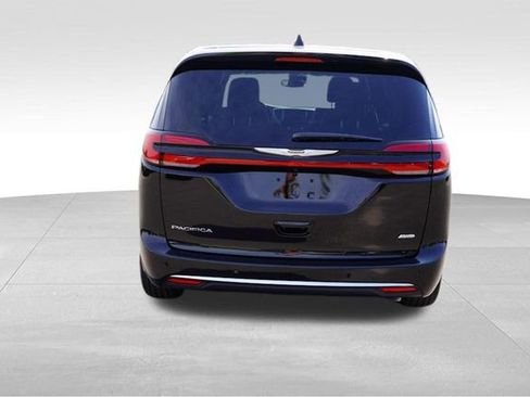 New 2026 Chrysler Pacifica Select AWD/4WD image 4