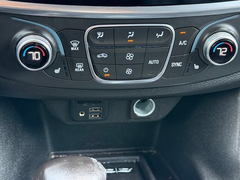 Used 2022 Chevrolet Traverse LT w/ LT Premium Package FWD image 24