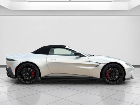 Used 2022 Aston Martin V8 Vantage Roadster image 9