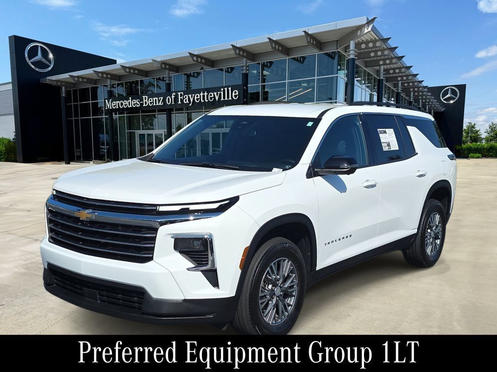 Used 2024 Chevrolet Traverse LT FWD image 1