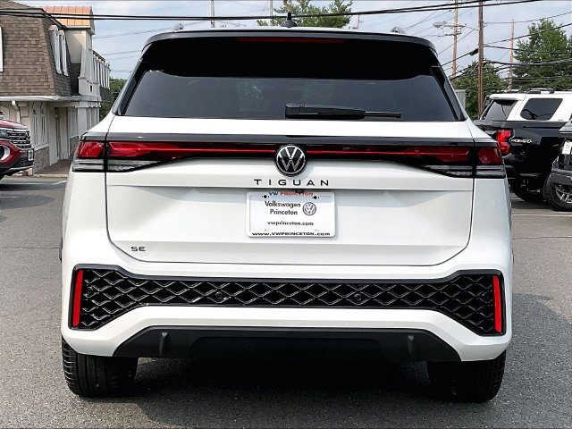 New 2026 Volkswagen Tiguan SE R-Line FWD image 3