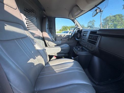 Used 2022 Chevrolet Express 3500 Extended w/ Driver Convenience Package RWD image 8