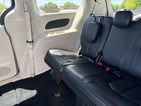 Used 2023 Chrysler Pacifica Touring-L FWD image 30
