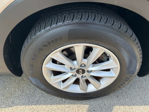 Used 2019 Kia Sorento LX image 28